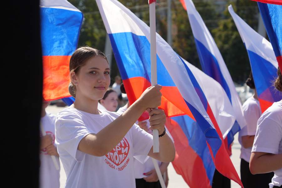 ДНР. Активисты раскрыли флаг Российской Федерации размером 2400 м²