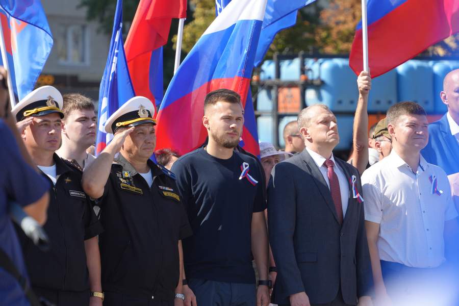 Активисты раскрыли флаг Российской Федерации размером 2400 м²