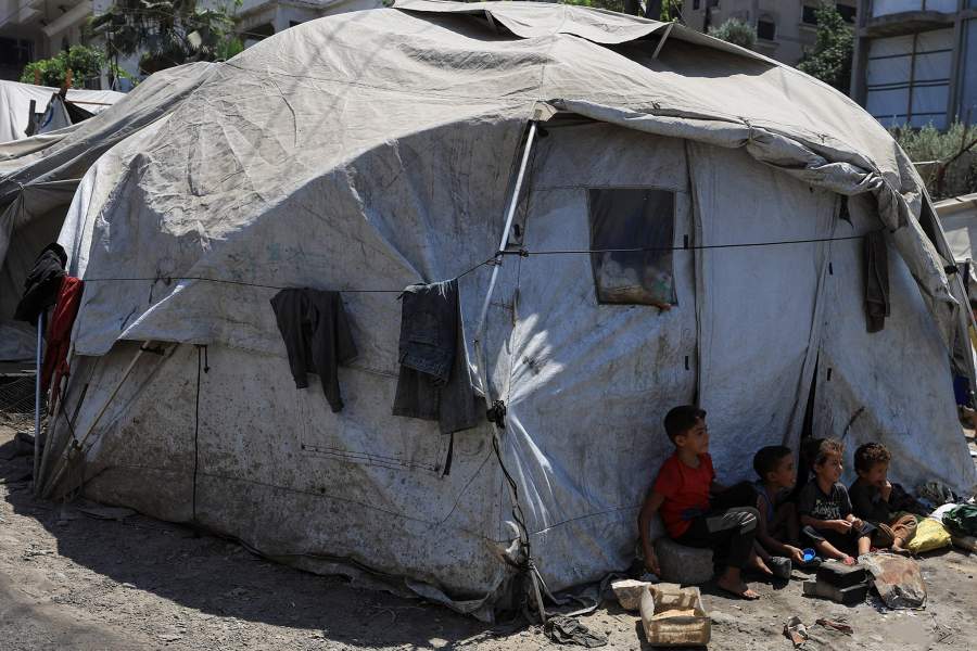 Палестинцы, перемещенные в результате израильского военного наступления, укрываются в палатках в Хан-Юнисе, на юге сектора Газа