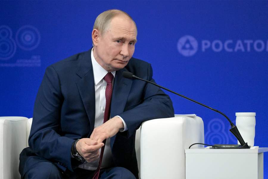 Президент РФ Владимир Путин во время встречи с сотрудниками предприятий атомной отрасли в Российском федеральном ядерном центре - Всероссийском научно-исследовательском институте экспериментальной физики (РФЯЦ - ВНИИЭФ) в Сарове