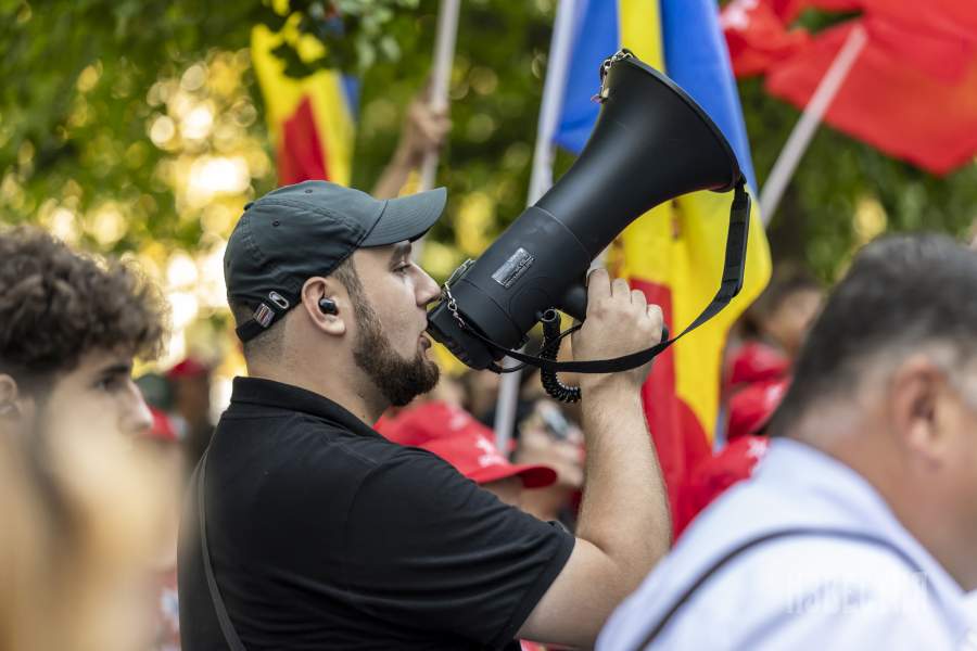 Молдавия. Кишинев. Акция протеста сторонников Партии социалистов Республики Молдова (ПСРМ) против экономической политики правящей партии PAS у здания правительства Молдовы