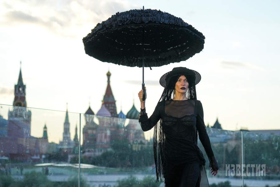 Модель на Парящем мосту во время показа бренда Alexander Arutyunov в рамках Московской недели моды на территории парка «Зарядье».