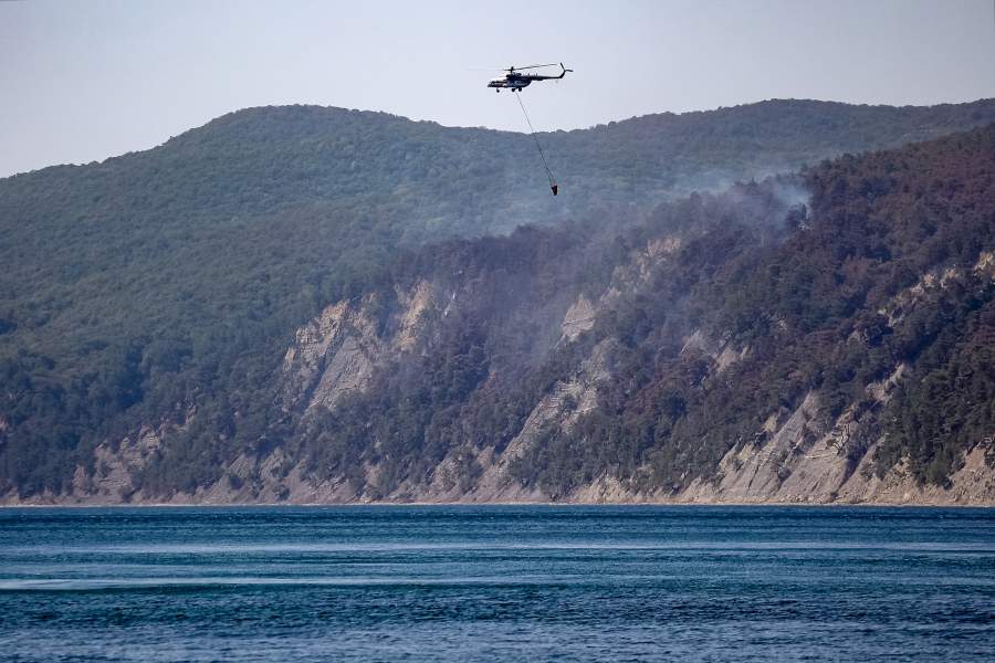 Вертолет Ми-8 МЧС России во время тушения крупного лесного пожара на территории Пшадского лесничества под Геленджиком в Краснодарском крае.