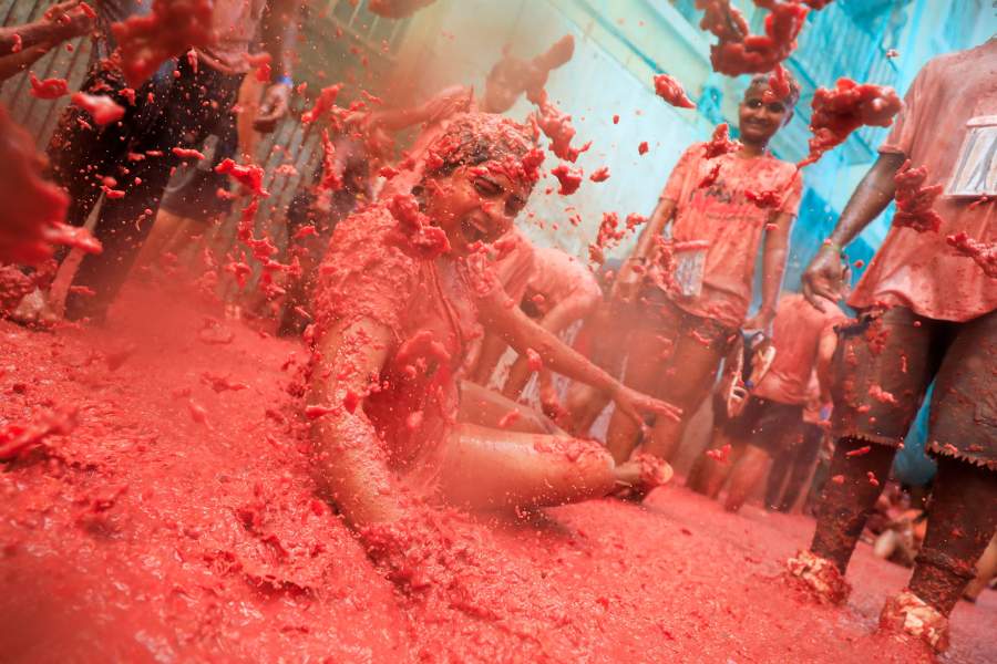 Гуляки играют в томатную пасту во время ежегодного фестиваля кулинарных баталий "La Tomatina" в Буньоле, недалеко от Валенсии, Испания, 27 августа 2025 года.