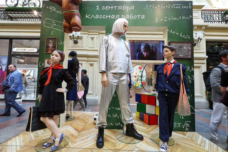 В универмаге ГУМ на Красной площади состоялась церемония открытия выставки "История школьной формы 1900-2025". 