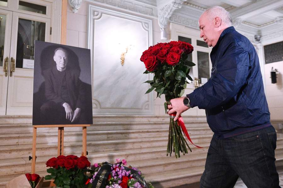 Мужчина возлагает цветы к портрету советского и российского композитора, пианиста, музыкального педагога Родиона Щедрина в фойе исторического здания Большого театра в Москве. Родион Щедрин ушел из жизни в ночь с 28 на 29 августа в Мюнхене в возрасте 92 лет.