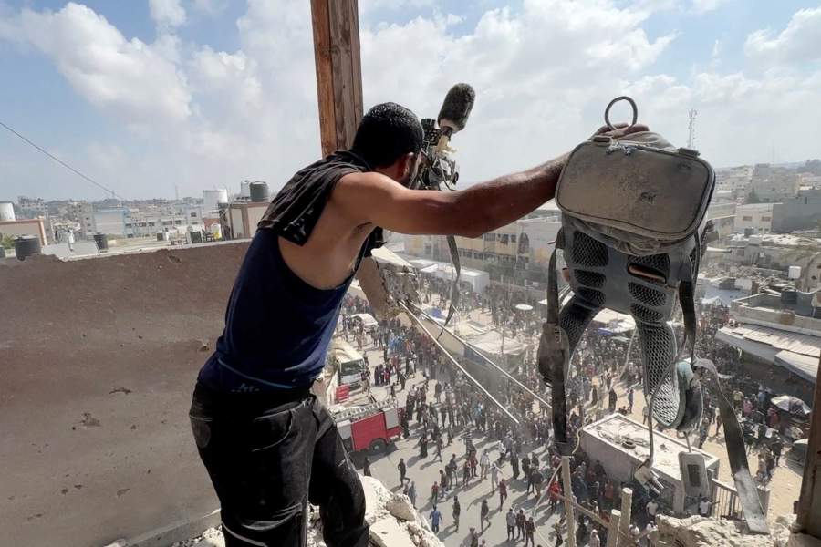 Мужчина реагирует, держа в руках оборудование, использовавшееся палестинским оператором Хуссамом аль-Масри, который был подрядчиком агентства Reuters, на месте, где он был убит вместе с другими журналистами и другими людьми во время израильских ударов по больнице Насера в Хан-Юнисе на юге сектора Газа, на этом фотоснимке, сделанном с видео, снятое подрядчиком агентства Reuters Хатемом Халедом, который был ранен вскоре после этого в результате другого удара во время съемок объекта, 25 августа 2025 года.