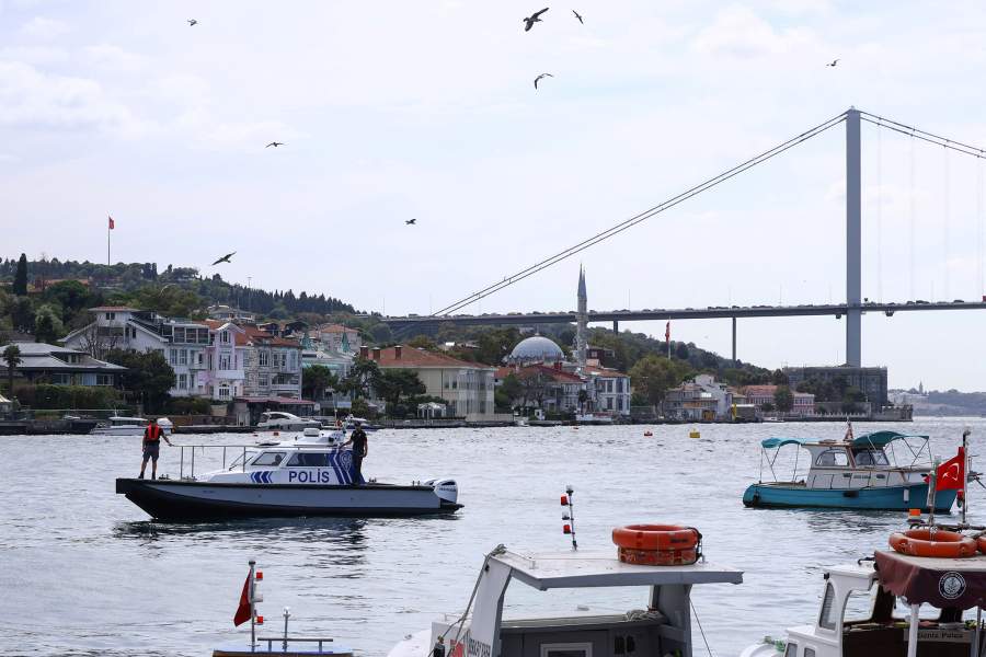 Сотрудники морской полиции Турции принимают участие в поисковой операции российского пловца Николая Свечникова, который пропал без вести во время Кросс-континентальной заплывной гонки через пролив Босфор