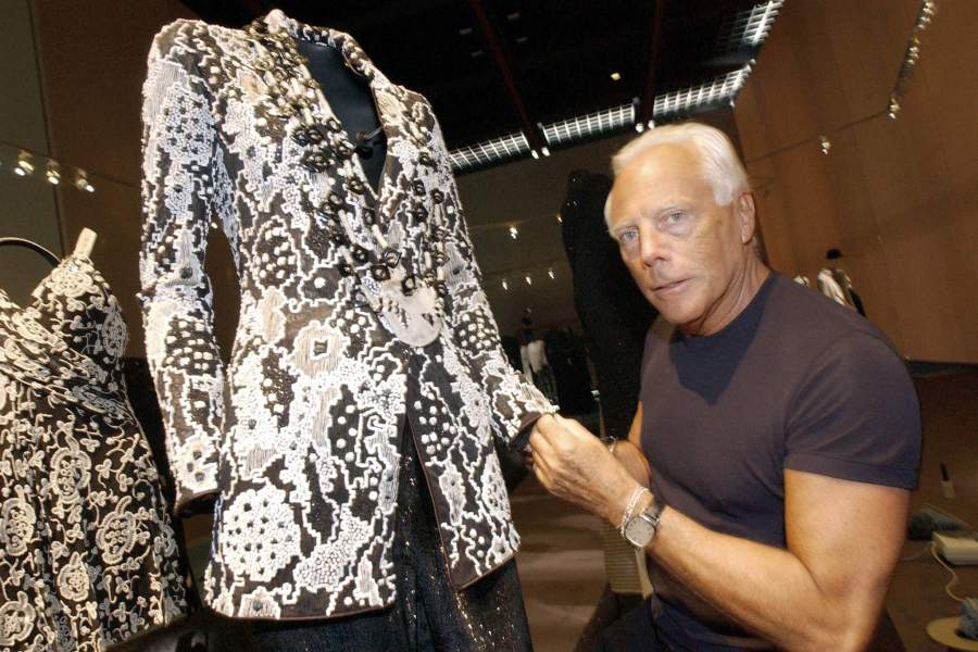Джорджио Армани рядом с одной из своих работ