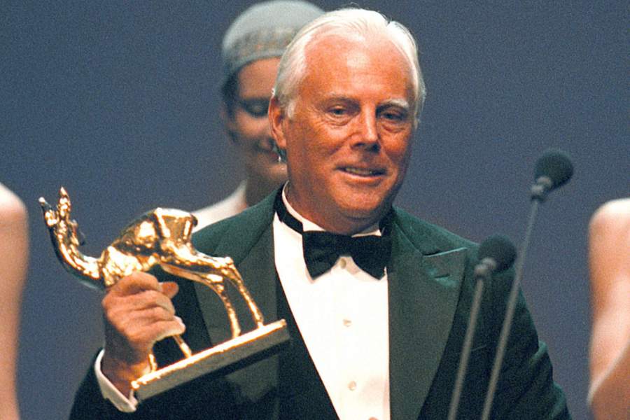 Итальянский дизайнер Джорджио Армани с наградой Bambi, которую он получил в номинации "Мода" на церемонии, учредителем которой является издательский дом Hubert Burda Media