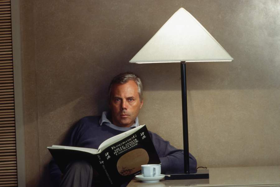 Итальянский дизайнер Джорджио Армани в начале карьеры, у себя дома