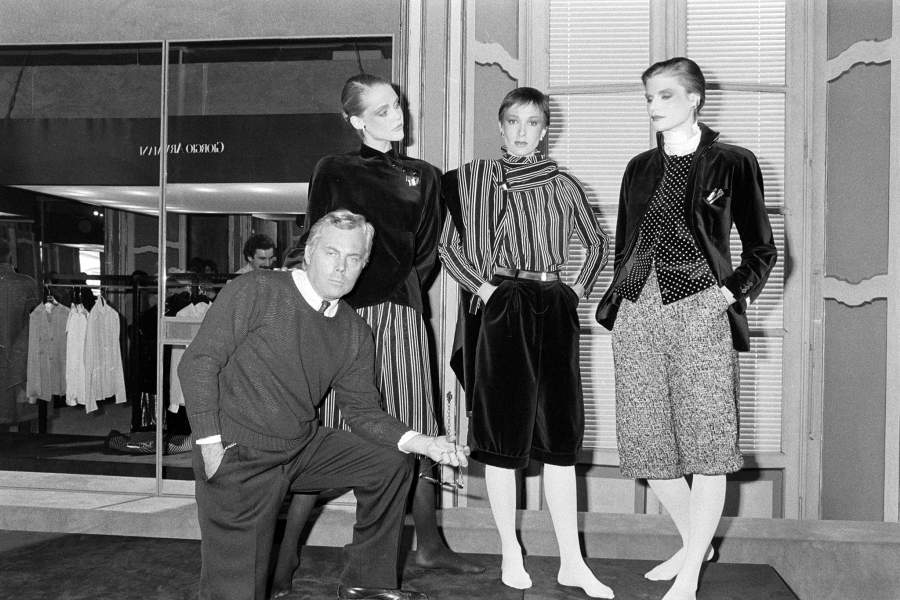 Итальянский дизайнер Джорджио Армани вместе с моделями