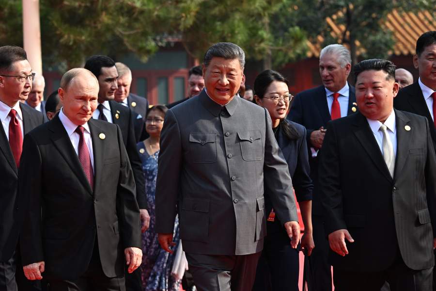 Президент РФ Владимир Путин, председатель КНР Си Цзиньпин и председатель государственных дел КНДР Ким Чен Ын (слева направо) после совместного фотографирования глав иностранных делегаций, приглашенных на торжественные мероприятия по случаю 80-й годовщины Победы китайского народа в войне сопротивления Японии и окончания Второй мировой войны