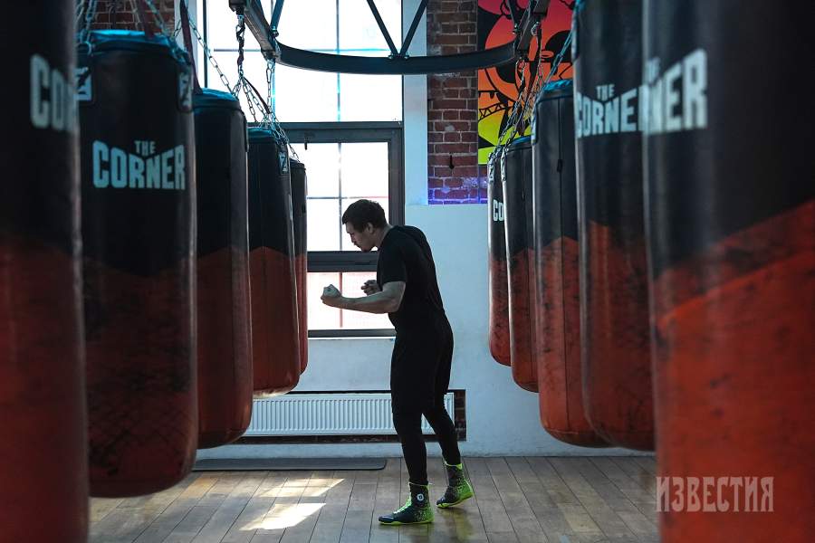 В бойцовскую лигу TopDog Игорь попал, отправив, как и остальные  кандидаты,  видеозаявку: боксер сообщил, что хочет участвовать в боях, чтобы заработать на мотоблок. Перед такой мотивацией организаторы лиги не смогли устоять и приняли бойца. С 2021 года Игорь выступал в проспекте, а с сентября 2022 года — бьется на голых кулаках