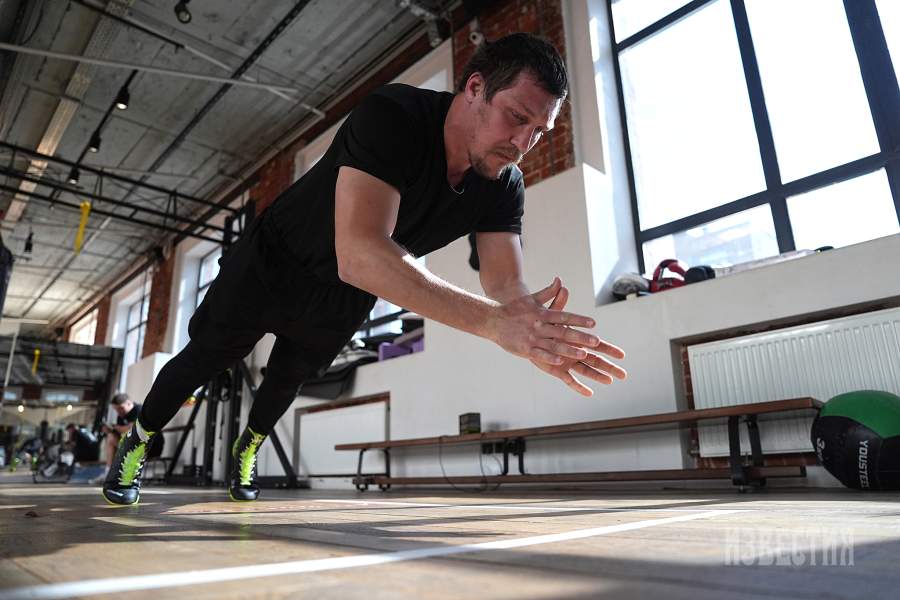 Игорь начал заниматься боксом еще в детстве — в семь лет его привел в секцию родной дедушка, тоже боксер, мастер спорта и тренер. После школы Игорь получил спортивное образование, работал в спортшколе Белореченска с детьми всех возрастов (от 7 до 17 лет). Преподавать ему нравится, но отпугивает вездесущая бюрократия и бумажная работа