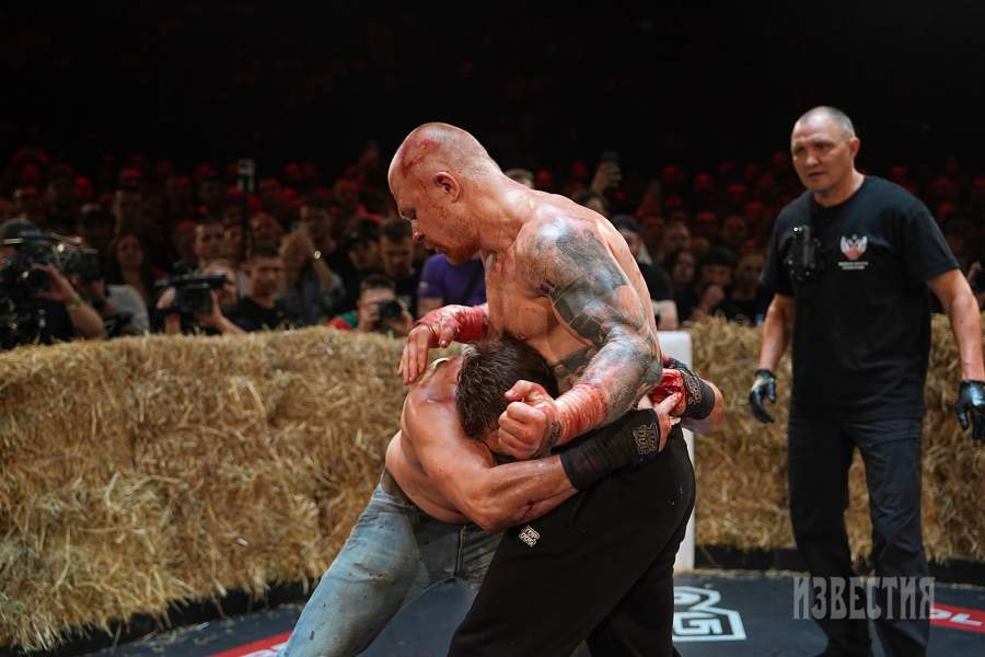 Это уже третий бой Имели с Фомичем: первый бой закончился поражением Имели, хотя многим зрителям решение судей показалась несправедливым, результаты второй встречи были аннулированы из-за неэтичного поведения рефери, и вот, наконец, третья попытка выяснить, кто же все-таки сильнее