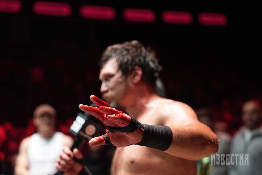 К сожалению, застарелая травма дала о себе знать: в первом раунде после первого же джеба Имеля рассек кулак. Это предопределило результат боя не в пользу Игоря