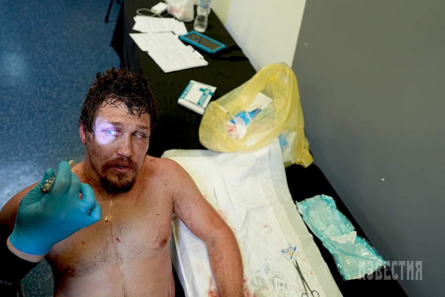  … или даже отправят бойца в больницу, если того потребует ситуация. На всех турнирах неизменно дежурят врачи «Скорой помощи», порой доставляя в травмпункт даже сопротивляющегося бойца, который из-за всплеска адреналина может неадекватно оценивать собственное состояние