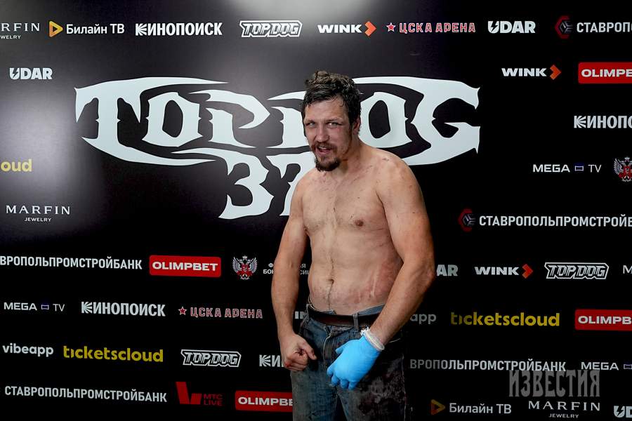 Законные 15 минут славы после боя. И даже после проигрыша журналисты и блогеры осаждают своего любимца, не отпуская его из пресс-центра