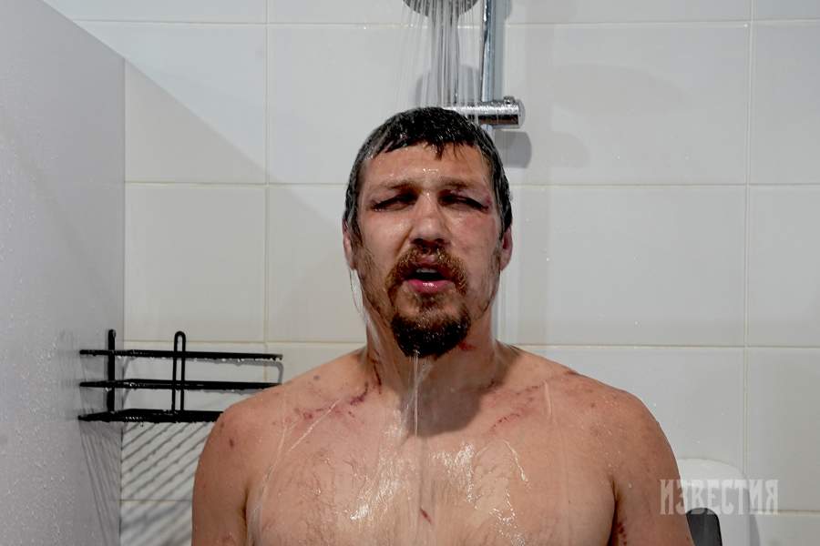 Наконец-то освежающий душ после тяжелого дня, чтобы смыть пот и кровь