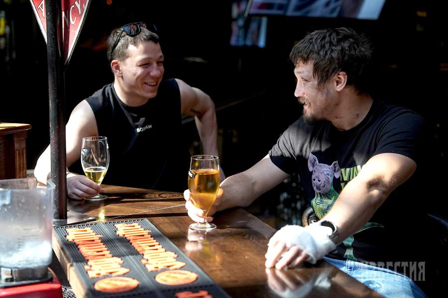 Среди бойцов лиги нередко устанавливаются дружеские отношения. С Наилем «Гвоздем» Ишкиняевым Игорь подружился еще в 2021 году. Наиль рассказывает, что многие ребята из кулачной лиги в жизни совсем не задиры — вся агрессия трансформируется в  «спортивную злость», выплескиваясь на ринге и в тренажерном зале