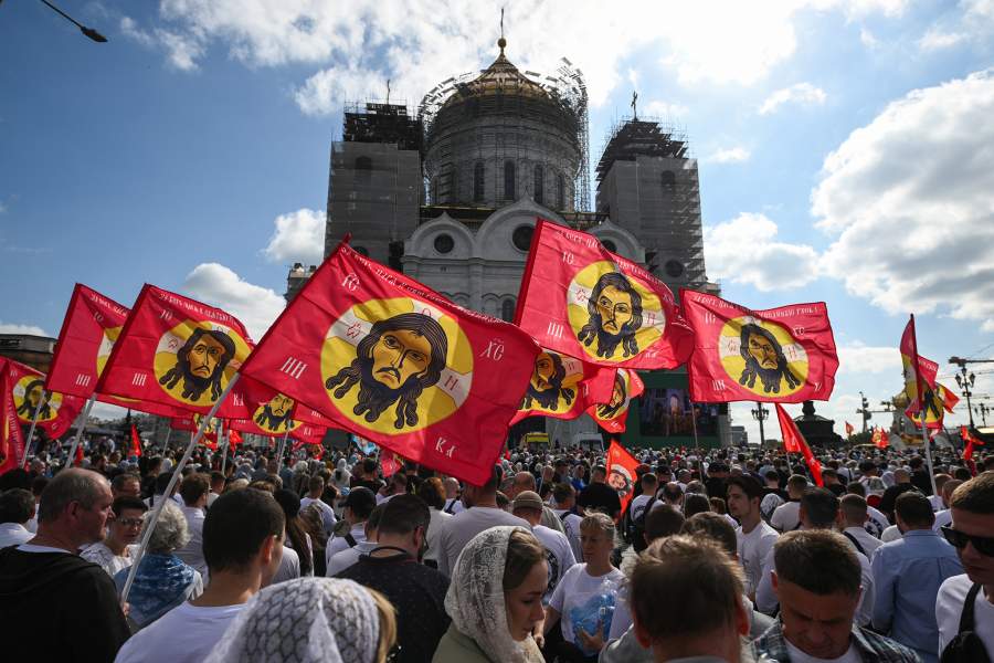Верующие во время крестного хода в день празднования Собора Московских святых у кафедрального соборного Храма Христа Спасителя в Москве