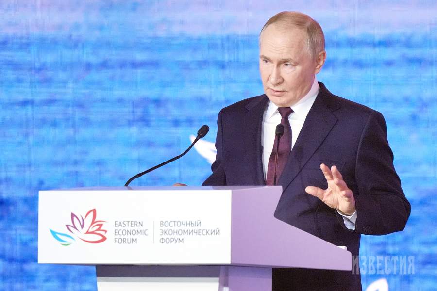 Президент РФ Владимир Путин на пленарной сессии Восточного экономического форума