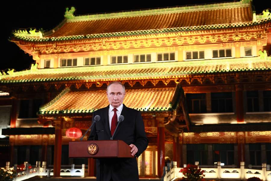 Президент РФ Владимир Путин во время подхода к представителям СМИ в резиденции «Дяоюйтай» в Пекине