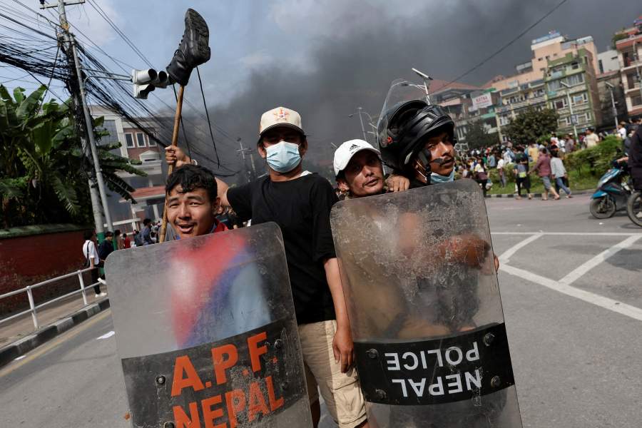 Протестующие в Непале подожгли парламент, резиденцию премьера и разграбили дома министров