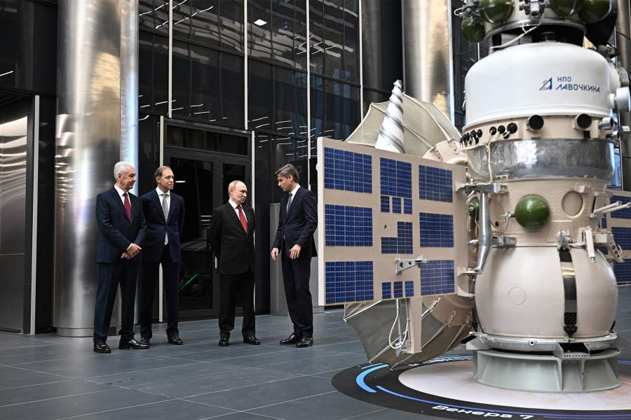 Президент РФ Владимир Путин посещает новый Национальный космический центр в Москве. Слева направо: мэр Москвы Сергей Собянин, первый заместитель председателя правительства РФ Денис Мантуров, четвертый слева: генеральный директор госкорпорации "Роскосмос" Дмитрий Баканов. Справа: копия автоматической межпланетной станции "Венера-7"