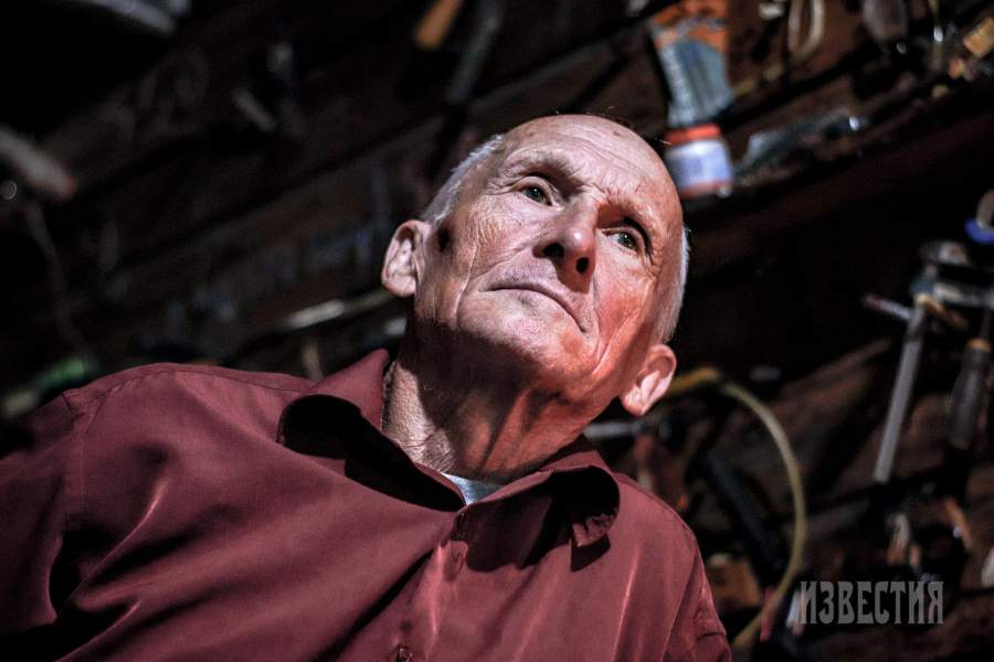 «Моя семья жила в рабочем районе Лианозово. Помню, стояли заводы, отец шёл на работу по звонку гудка. Ну а мы с ребятами, хоть и были маленькими, дела нам поручали совсем не детские. Так бывает нагуляемся, а потом идём рой снимать: один держит детскую ванночку, а другой стряхивает туда пчёл. Случались и курьёзы: однажды наша компания собирала рой возле дома друга, за которым присматривала няня Полина. Пчёлы неожиданно разлетелись в разные стороны.