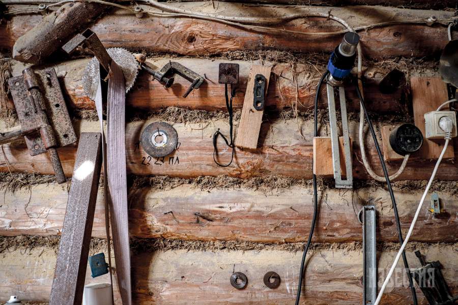 Главный принцип, которым он руководствуется, звучит следующим образом: «В первую очередь, рассчитайте свои силы и определите, сможете ли уделять достаточно времени этим прихотливым существам. Пчёлы очень требовательные насекомые, им нужно постоянно собирать нектар. Порой в его поисках они пролетают очень большие расстояния. Поэтому крайне важно организовать собственную кормовую базу, пусть даже небольшую, посадив рядом с пасекой медоносные растения». 