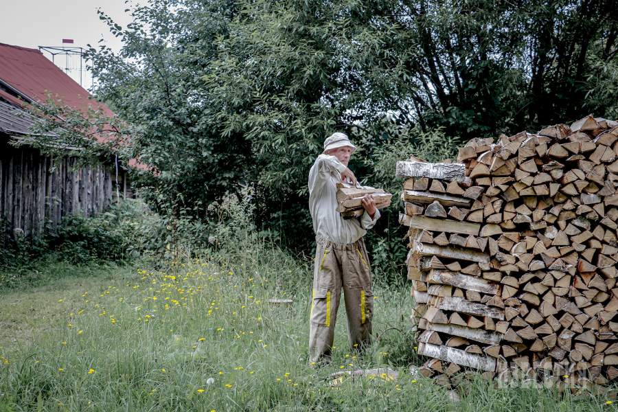 «В Никитино я ни одну зиму провёл. Морозы здесь крепкие, снежные заносы до половины окон доходят. Бывают моменты, когда и выходить на улицу не хочется. А как иначе? Ведь начатое никто не завершит. Тогда откуда-то и берутся силы!»