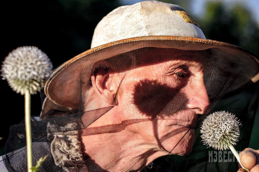 Одно из значимых событий лета -— праздник Медовый спас, который объединяет жителей всего края под крышей дома Владимира Ивановича. Такие встречи уже давно превратились в традицию, которая собирает соседей и знакомых, позволяя найти новых друзей и, как отмечает сам Владимир Иванович, «сохранить жизнь в деревнях»