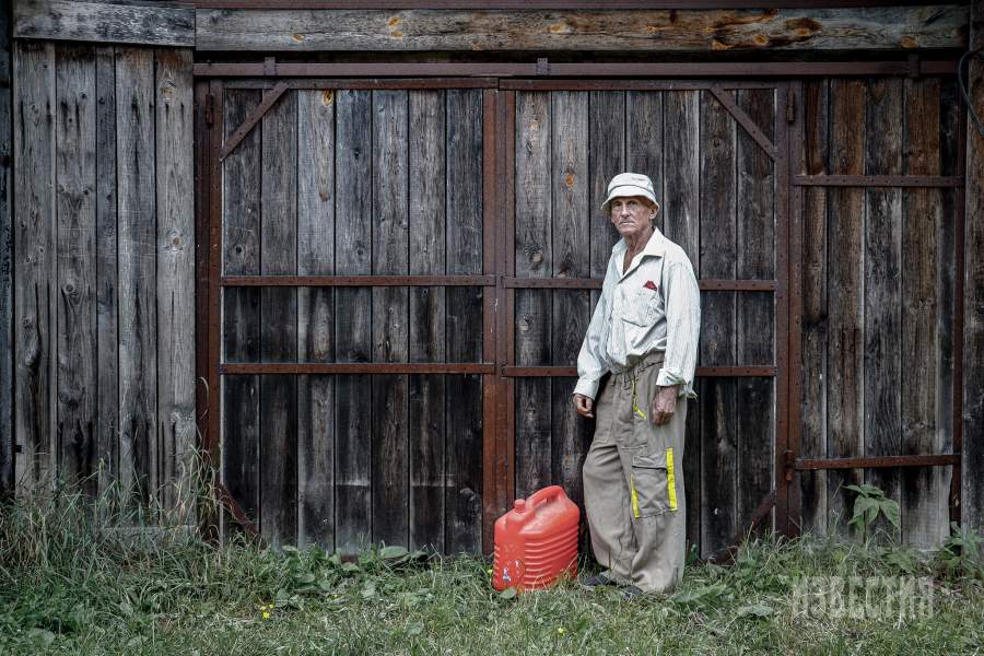 У Владимира Ивановича подрастают четыре внука, «так же, как было и нас — детей, у нашей мамы», приезжающих погостить на лето, к любимому дедушке. Несмотря на настойчивые приглашения переехать в город, Владимир Иванович твердо уверен: «Там я не хозяин, а здесь - мой дом, моя земля»