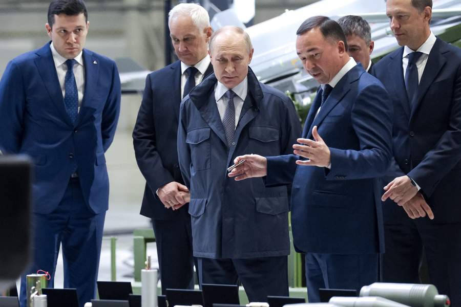 Президент РФ Владимир Путин во время осмотра экспозиции образцов вооружений и военной техники на территории ПАО "Мотовилихинские заводы" в Перми