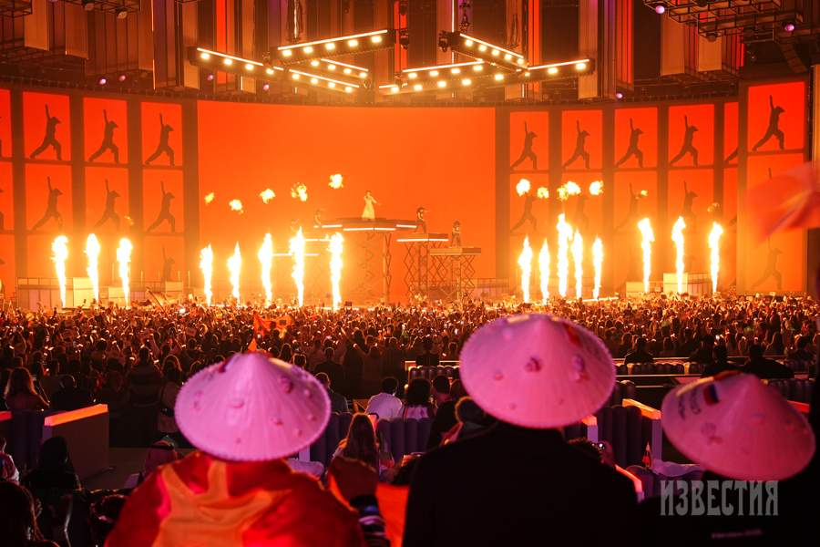 Победитель Дык Фук (Вьетнам) выступает на международном музыкальном конкурсе «Интервидение» в Москве 