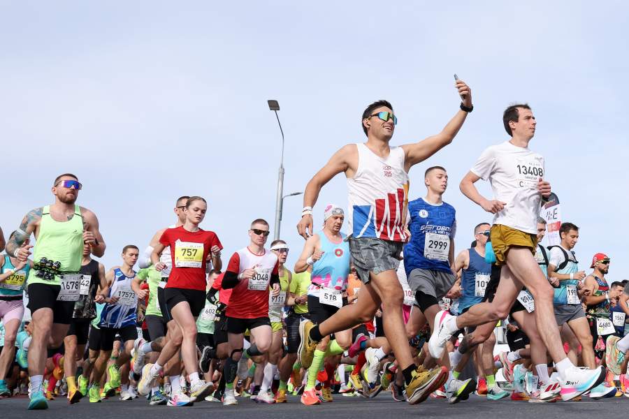 Участники Московского марафона на участке дистанции 42,2 км