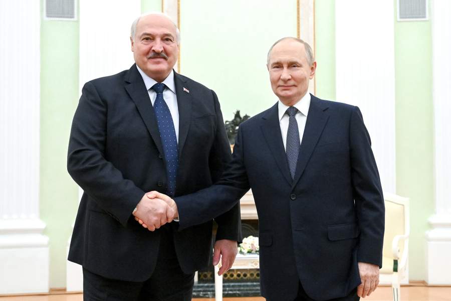 Президент РФ Владимир Путин и президент Белоруссии Александр Лукашенко (слева) во время встречи