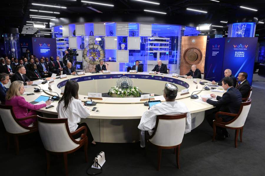 Президент России Владимир Путин выступает на Глобальном атомном форуме в рамках Мировой атомной недели на ВДНХ