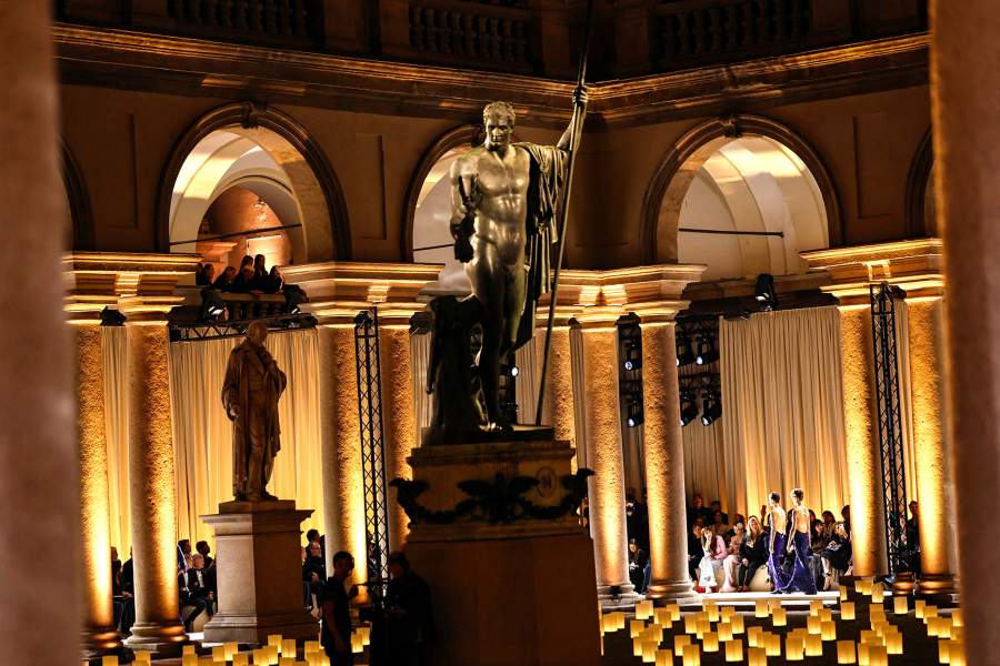 Models present creations from the Giorgio Armani Spring/Summer 2026 collection, near the statue of Napoleon as Mars the Peacemaker, during Fashion Week in Milan, Italy, September 28, 2025. 