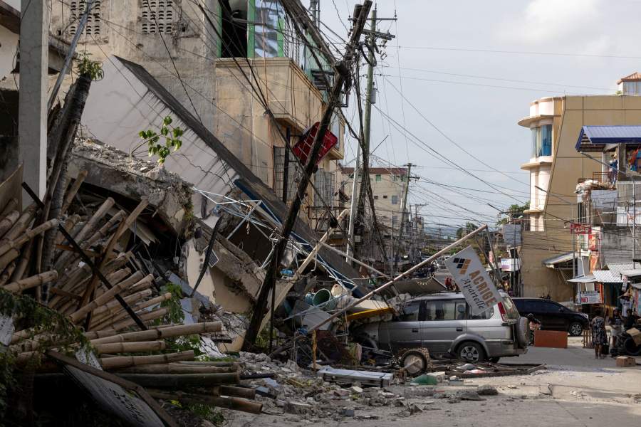 Разрушения, вызванные землетрясением магнитудой 6,9 в Бого, Себу, Филиппины