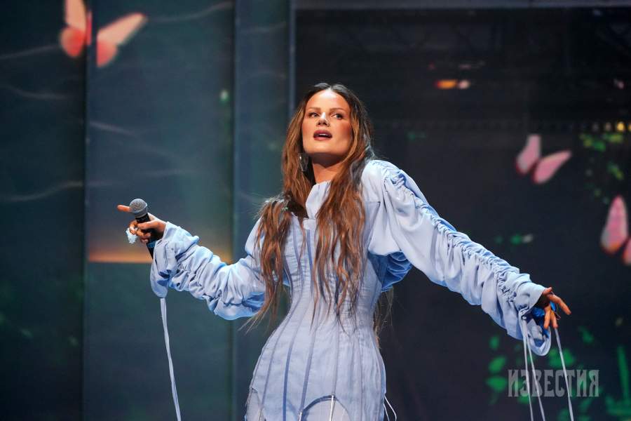 Певица Ева Власова выступает на финале национального конкурса "Мисс Россия 2025"
