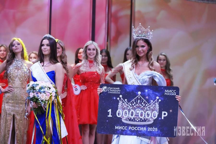 Обладательница титула "Мисс Россия 2024" Валентина Алексеева (слева) и Анастасия Венза (Московская область), завоевавшая титул "Мисс Россия 2025", на финале национального конкурса "Мисс Россия 2025" 