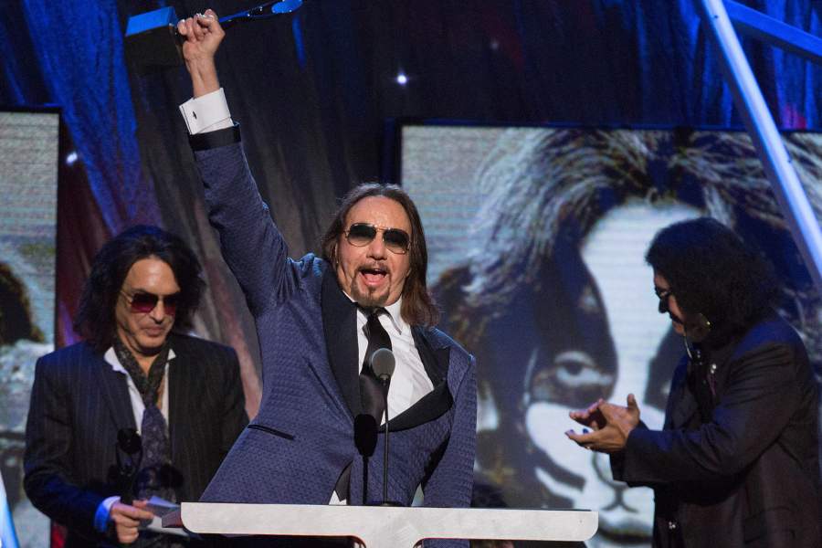 умер основатель кисс