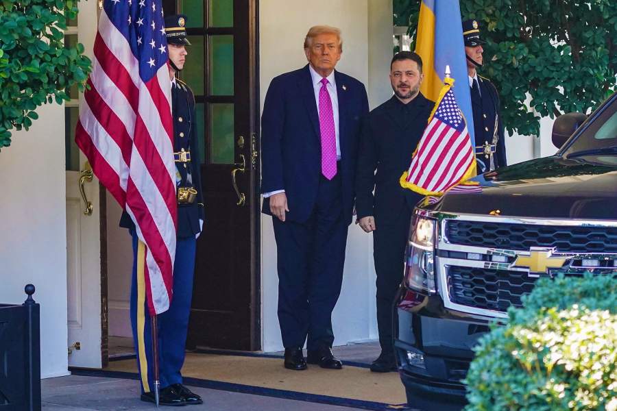 U.S. President Donald Trump welcomes Ukraine's President Volodymyr Zelenskiy at the White House in Washington, D.C., U.S., October 17, 2025. REUTERS/Nathan Howard