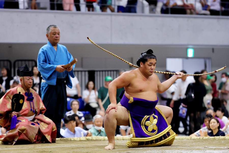 В сумо нет весовых категорий, поэтому одним из определяющих факторов является масса борца. Почти все рикиси высокого ранга, кроме редких исключений, вроде Таканоямы, весят свыше 120 кг — иначе нельзя рассчитывать на успех. Обычно в сумо приходят юноши с весом около 100 кг. Средняя масса борцов сумо составляет около 120—130 кг.
