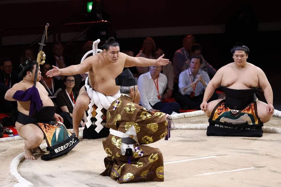 Единственная одежда на борце во время поединка — специальный пояс, называемый «мава́си»