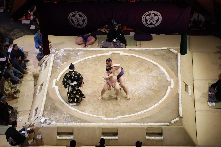 Площадка для борьбы сумо представляет собой квадратный помост в 34—60 см высотой, называемый дохё 