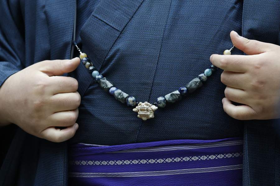 В день сумоисты стараются потреблять около 20 тыс. калорий, едят они дважды в день. Суп, который чаще всего едят сумоисты для набора веса, называется Тянько-набэ, в котором содержится много белка. Для лучшего набора веса спать сумоисты ложатся после каждого приема пищи и довольно часто спят в масках, чтобы облегчить дыхание после обильного приема пищи